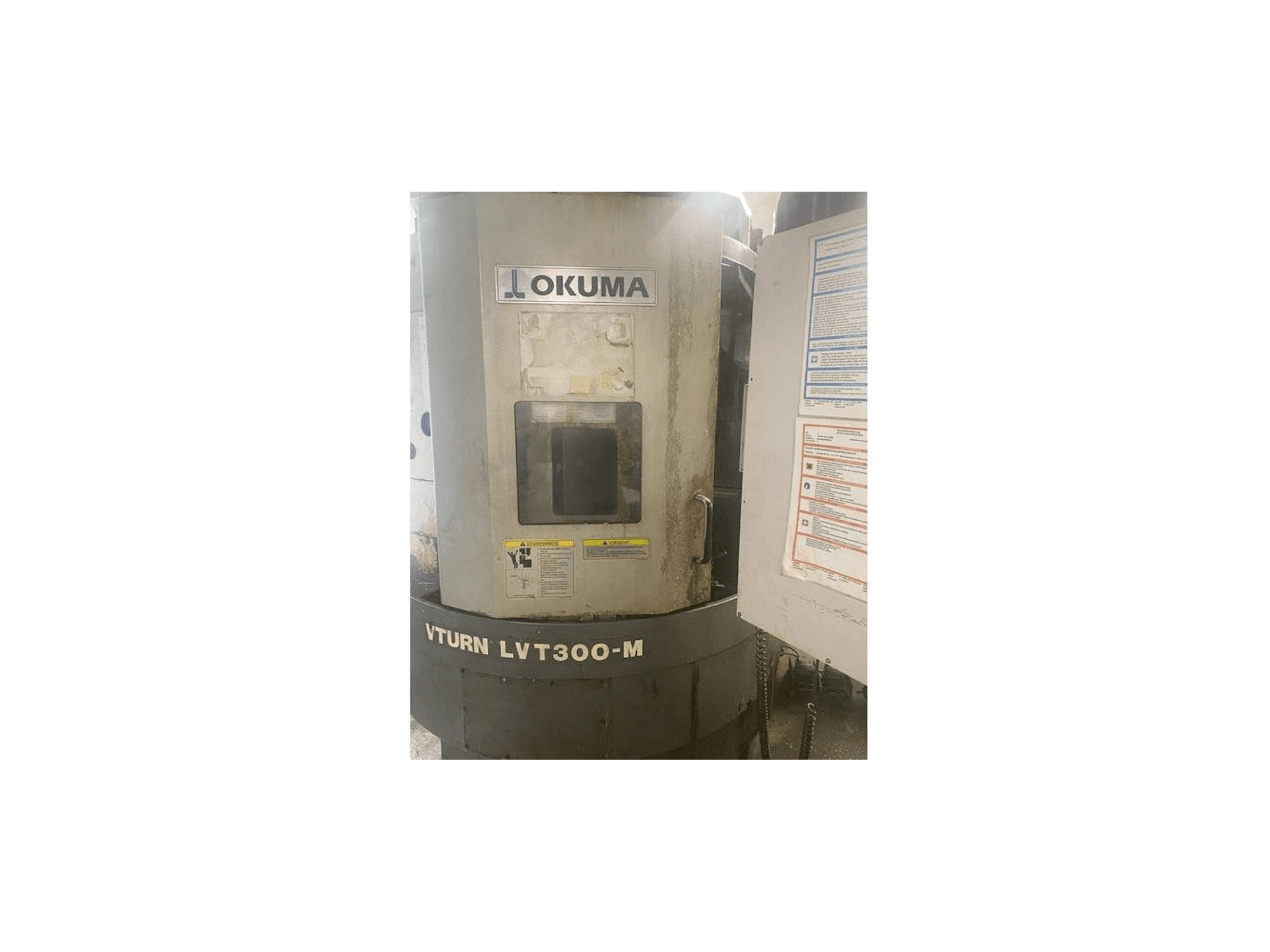 Čelní pohled na Okuma LVT300M stroj