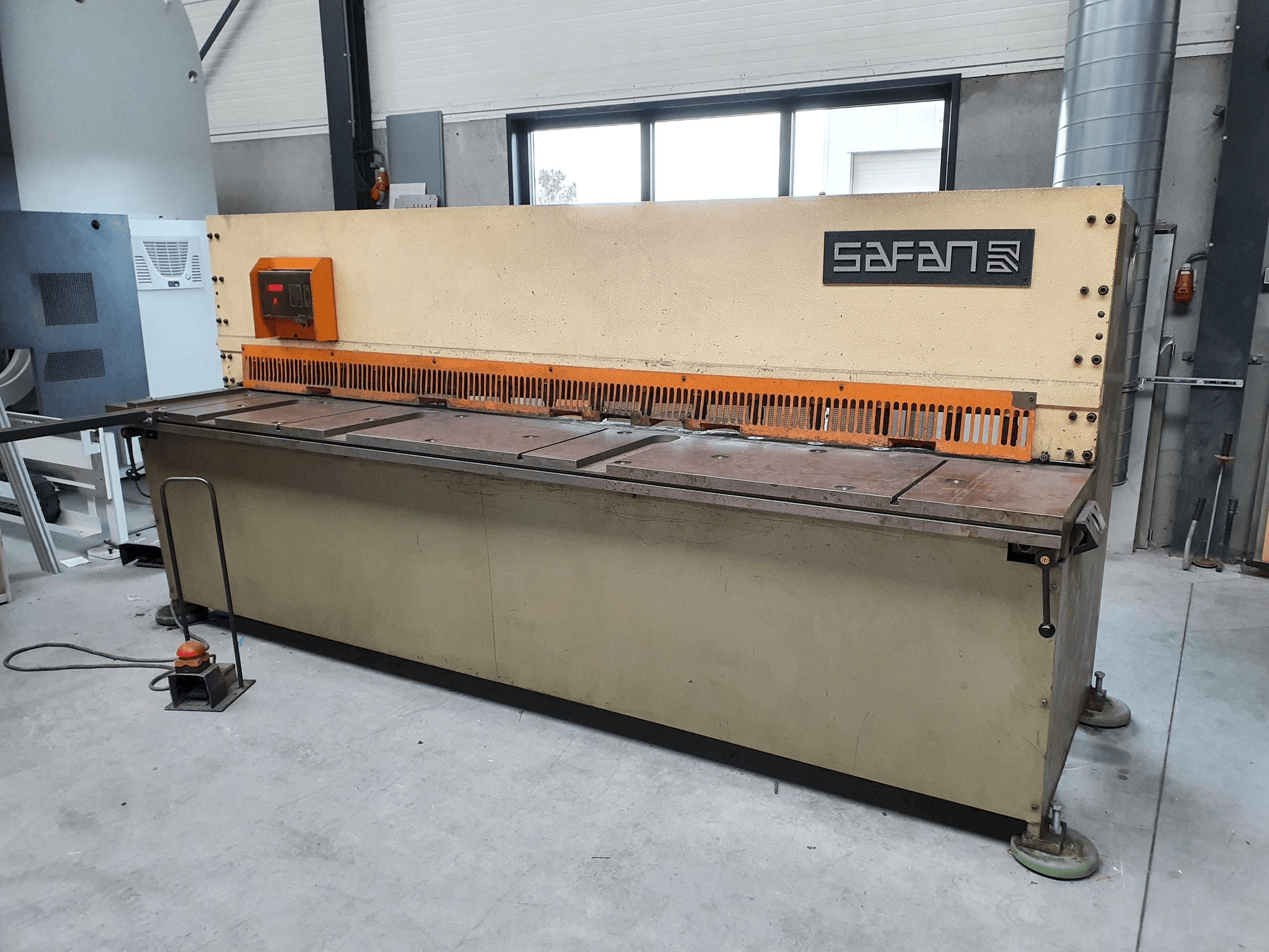 Čelní pohled na Safan VS 310-6 stroj