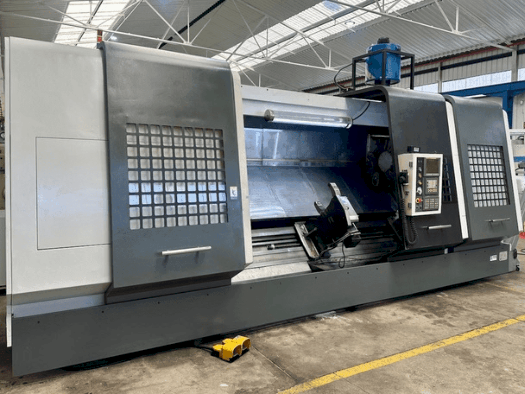 Čelní pohled na SMTCL HTC 63300 stroj