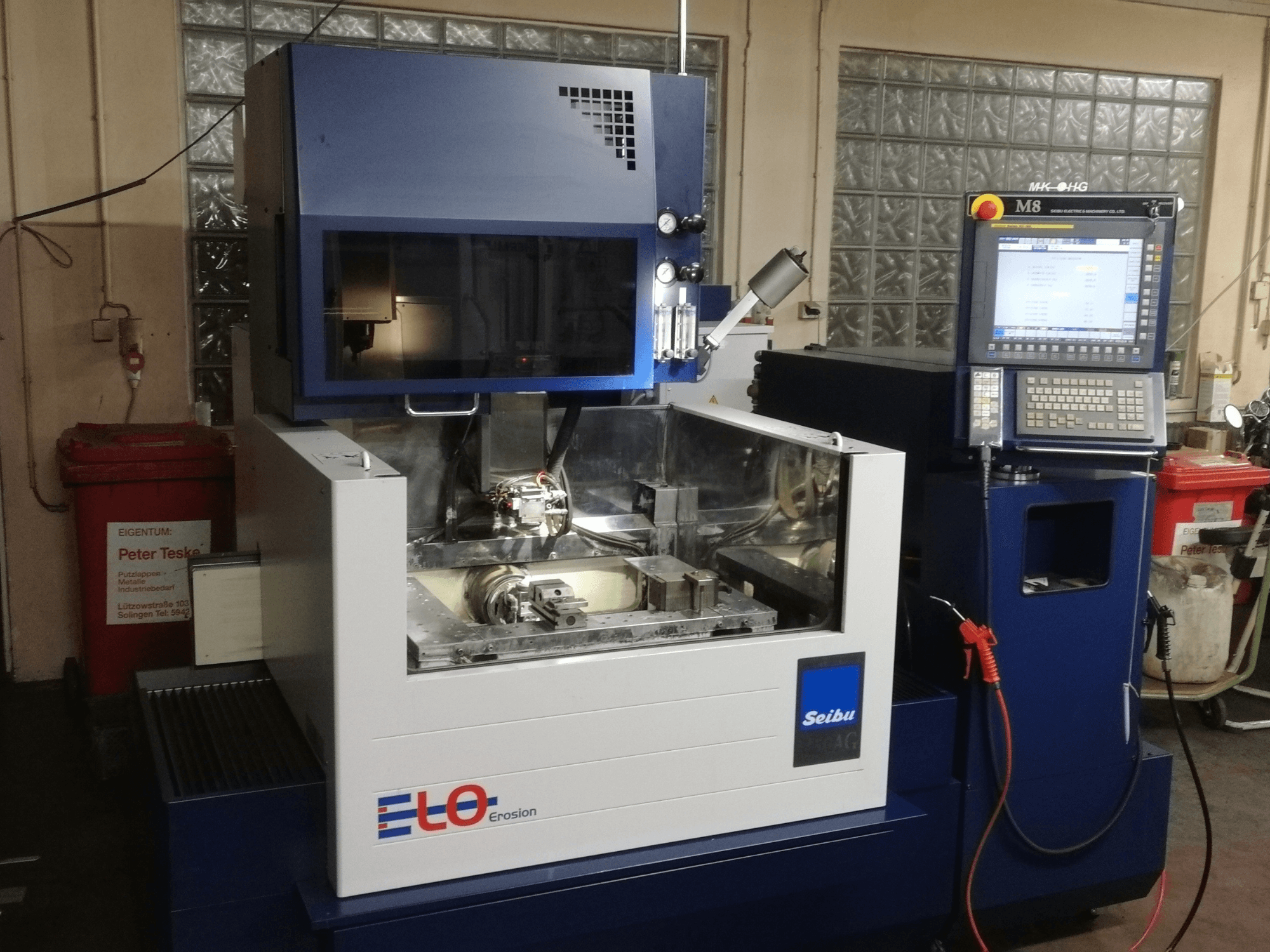 Erozní stroj ELO Seibu při pohledu zepředu, s ovládacím panelem a viditelným pracovním prostorem s kovovými součástmi.