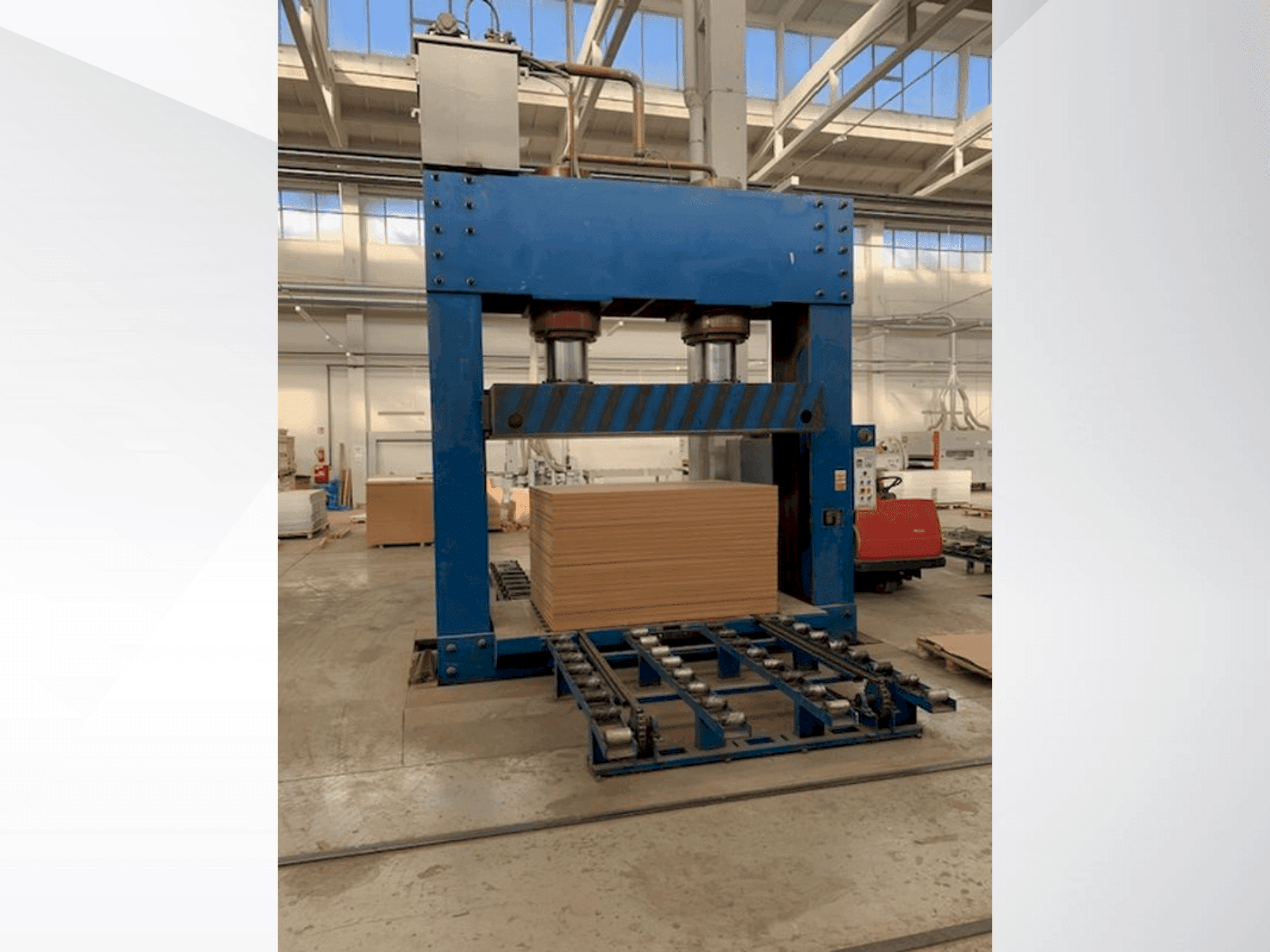 Čelní pohled na LINYI JIANZHONG WOOD MACIHNERY JJC-CP stroj