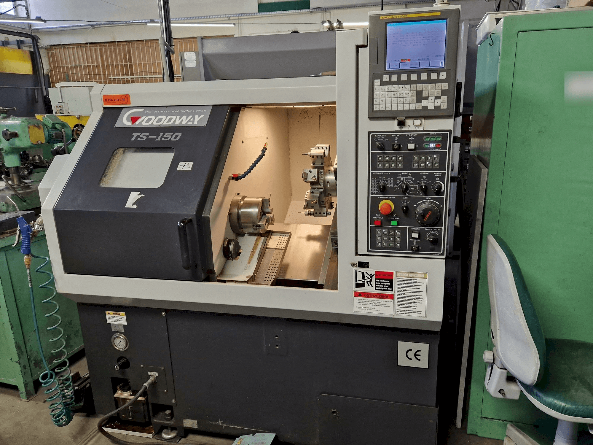 Čelní pohled na Goodway TS-150M stroj