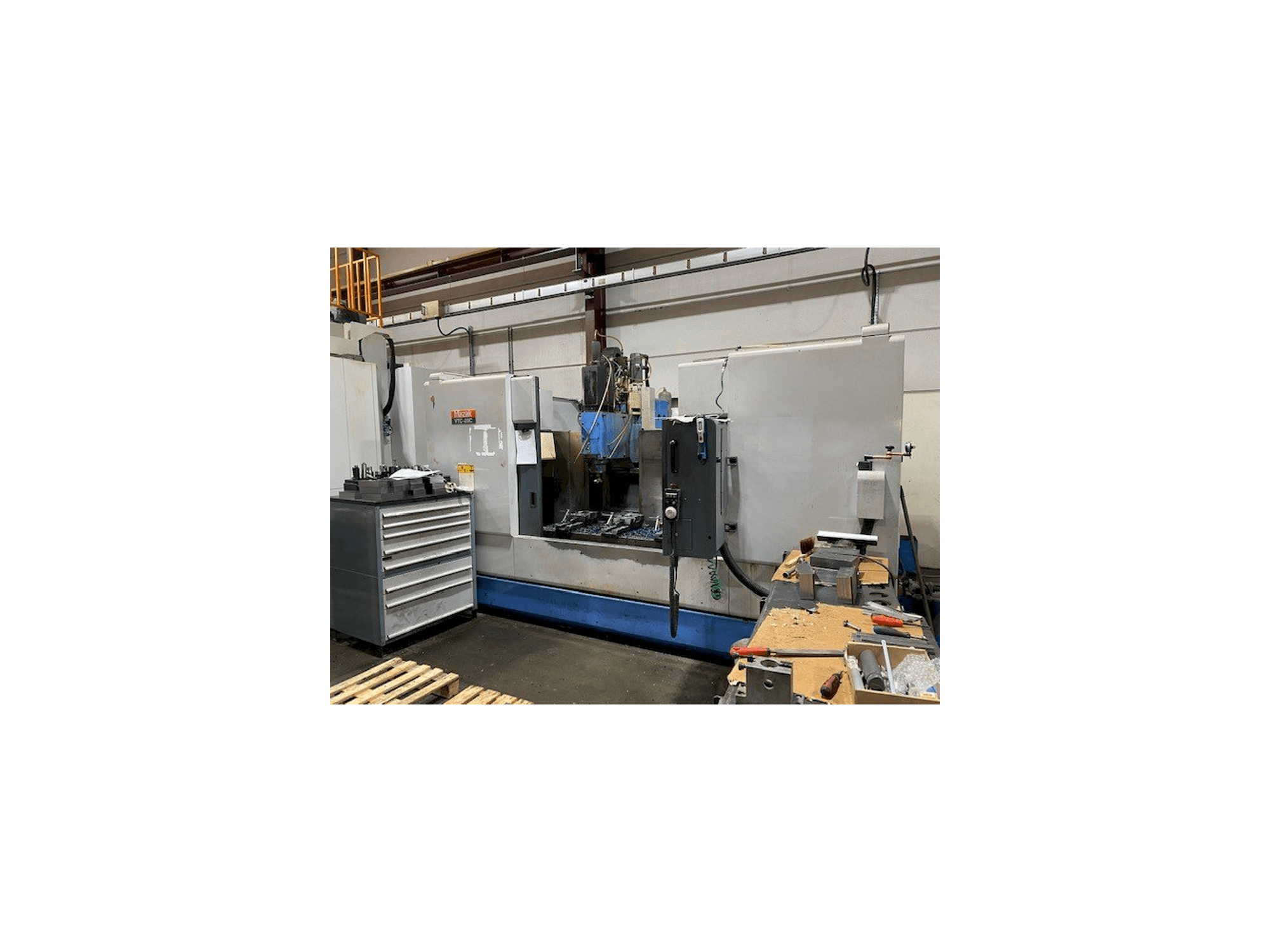 Čelní pohled na Mazak VTC-20C stroj