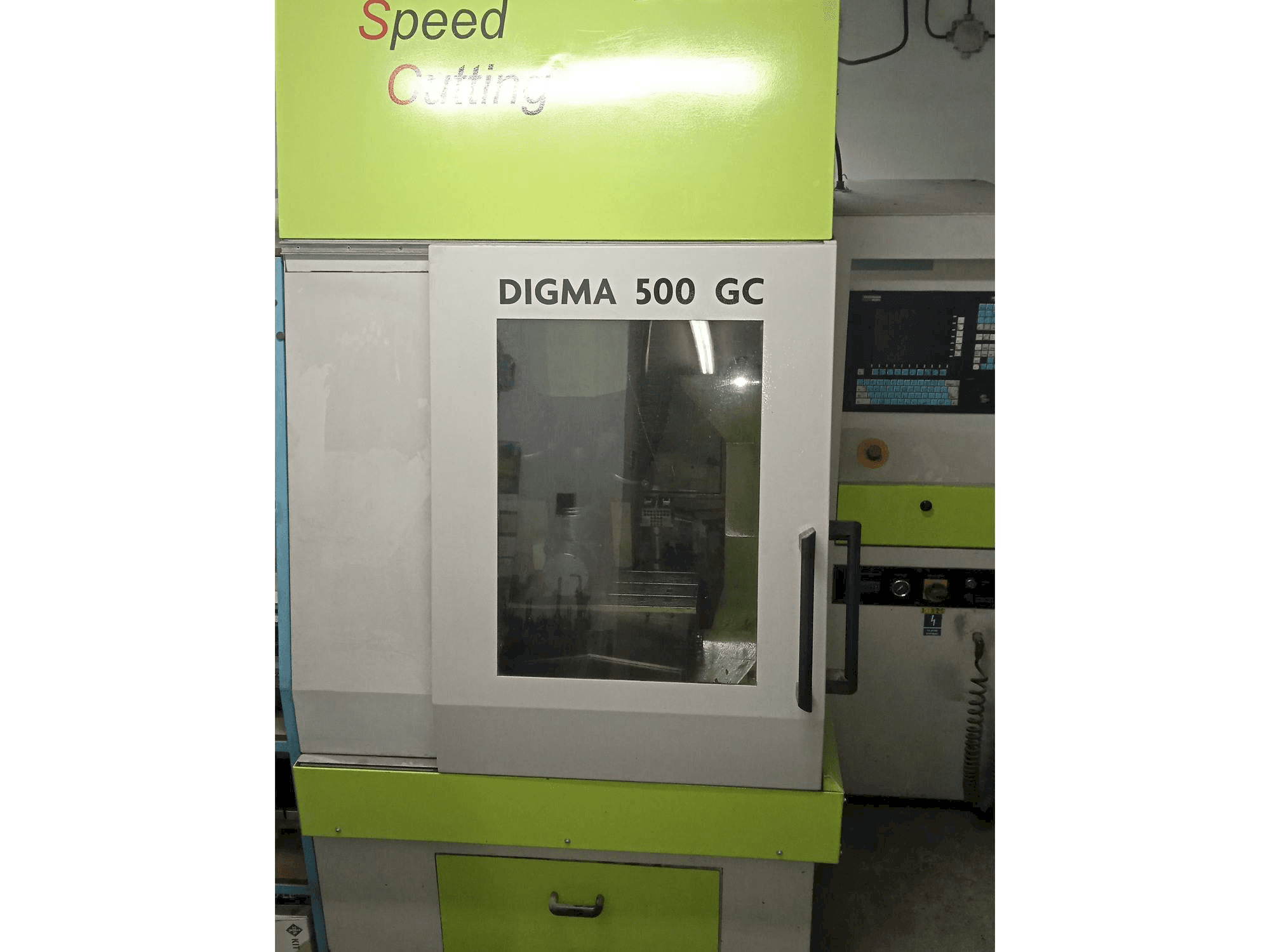 Čelní pohled na Exeron Digma 500 GC 5AX stroj