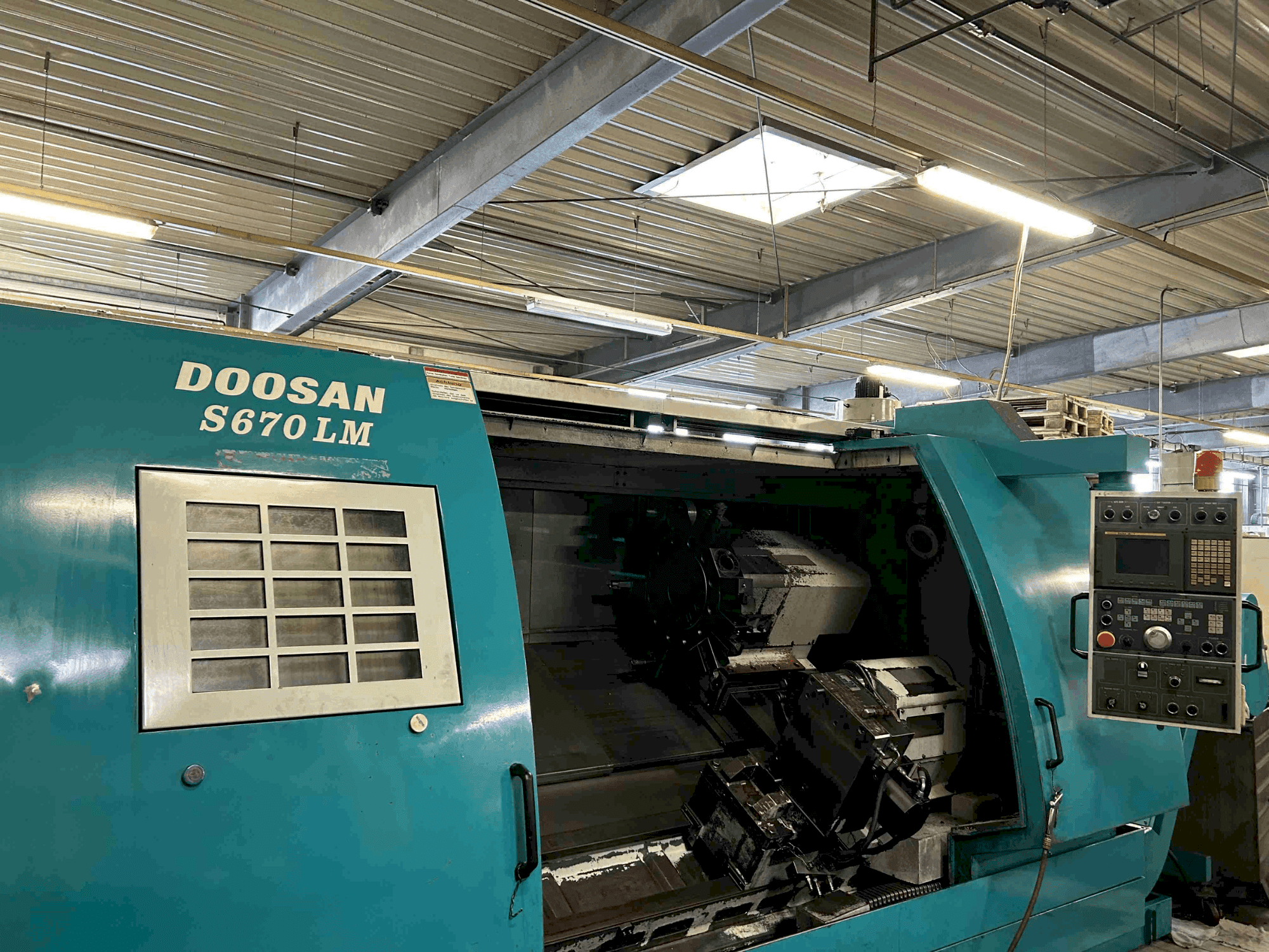 Čelní pohled na DOOSAN S670 LM stroj