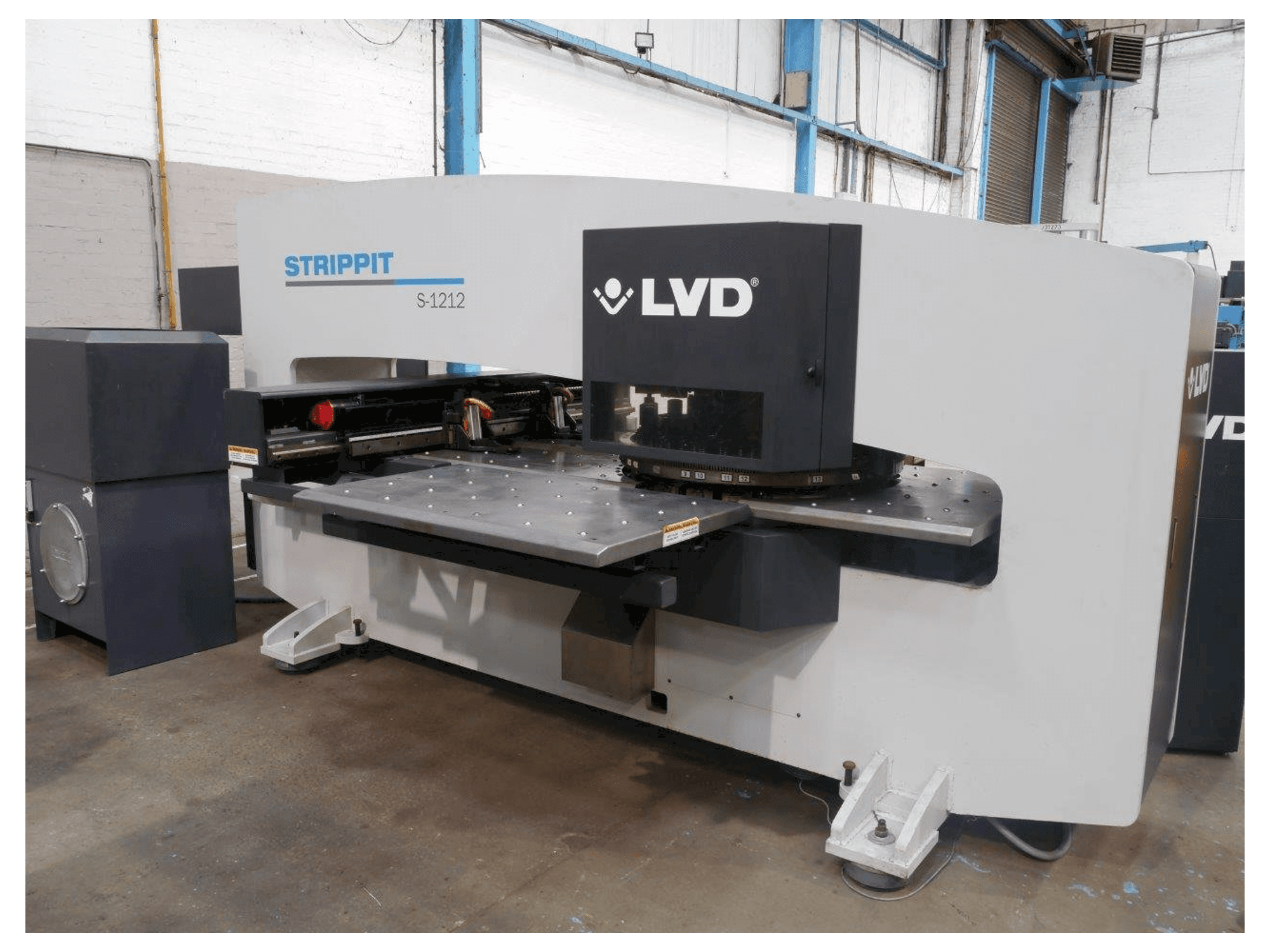 Čelní pohled na LVD STRIPPIT S 1212 stroj