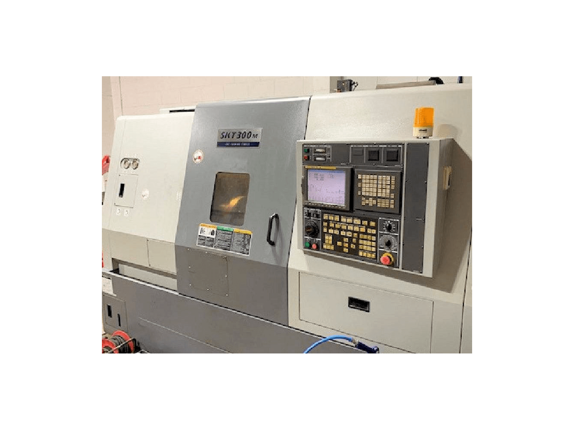 Čelní pohled na Hyundai Kia SKT 300M stroj